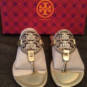 *NIB* SPARKLING GOLD RHINESTONE MILLER SANDAL Sz 5